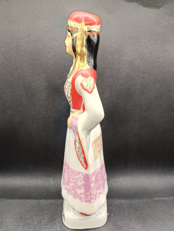 Бутылки винтажные Metaxa / Ouzo для алкогольных напитков в виде фигур женщины и мужчины в традиционных костюмах, мужчина - 31 х 11 см, женщина 33 х 14 см, Греция, 1980-90гг.