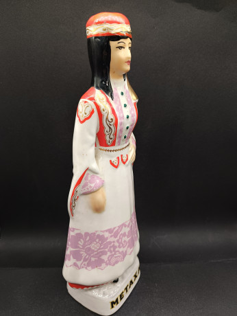 Бутылки винтажные Metaxa / Ouzo для алкогольных напитков в виде фигур женщины и мужчины в традиционных костюмах, мужчина - 31 х 11 см, женщина 33 х 14 см, Греция, 1980-90гг.