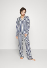 Tommy Hilfiger SATIN LONG SLEEVE PJ SET Pyjamas desert sky АТЛАСНАЯ ПИЖА С ДЛИННЫМИ РУКАВАМИ Пижамы небо пустыни