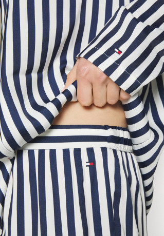 Tommy Hilfiger SATIN LONG SLEEVE PJ SET Pyjamas desert sky АТЛАСНАЯ ПИЖА С ДЛИННЫМИ РУКАВАМИ Пижамы небо пустыни