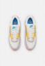 Nike Sportswear AIR MAX 90 Sneaker low summit white/university blue/light bone/vivid sulfur/madder root/black AIR MAX 90 низкие кроссовки женские вершинный белый/университетский синий/светлая кость/яркая сера/корень марены/черный