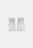 Nike Sportswear W BLAZER MID 77 ESS Sneaker high white/metallic silver/sail/summit white W BLAZER MID 77 ESS Высокие кроссовки женские белый/серебристый металлик/парус/вершина белая