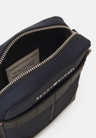 Tommy Hilfiger ELEVATED MINI UNISEX REPORTER Across body bag Space Blue ELEVATED MINI UNISEX REPORTER Сумка через плечо КосмосСиний