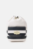 Tommy Hilfiger HERO TURNLOCK BACKPACK Rucksack feather white/space blue РЮКЗАК HERO TURNLOCK Рюкзак перо белое/космический синий