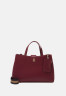 Tommy Hilfiger LIFE SATCHEL SET Handbag rouge LIFE SATCHEL SET Сумочка румяна