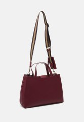 Tommy Hilfiger LIFE SATCHEL SET Handbag rouge LIFE SATCHEL SET Сумочка румяна