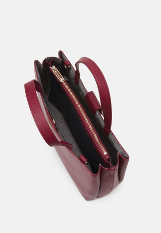 Tommy Hilfiger LIFE SATCHEL SET Handbag rouge LIFE SATCHEL SET Сумочка румяна