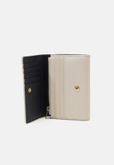 Tommy Hilfiger CHIC MED FLAP WALLET Wallet sugarcane КОШЕЛЕК CHIC MED FLAP Бумажник сахарный тростник