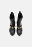 Tommy Hilfiger MONOCHROMATIC CHELSEA BOOT CHAIN Platform boots black MONOCHROMATIC CHELSEA BOOT CHAIN - Ботинки на платформе черный