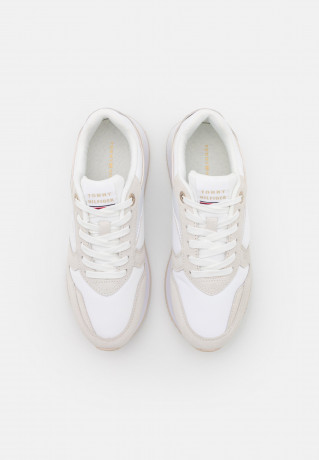 Tommy Hilfiger ELEVATED FEMININE RUNNER Trainers white ELEVATED FEMININE RUNNER — Кроссовки белый
