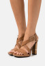 Tommy Hilfiger HARDWARE BLOCK High heeled sandals summer cognac HARDWARE BLOCK Босоножки на высоком каблуке летний коньяк