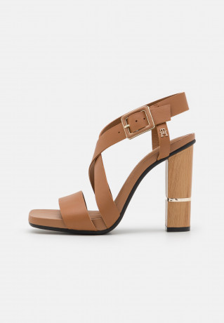 Tommy Hilfiger HARDWARE BLOCK High heeled sandals summer cognac HARDWARE BLOCK Босоножки на высоком каблуке летний коньяк