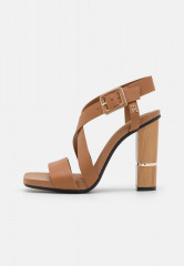 Tommy Hilfiger HARDWARE BLOCK  High heeled sandals summer cognac HARDWARE BLOCK Босоножки на высоком каблуке летний коньяк
