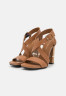Tommy Hilfiger HARDWARE BLOCK High heeled sandals summer cognac HARDWARE BLOCK Босоножки на высоком каблуке летний коньяк