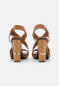 Tommy Hilfiger HARDWARE BLOCK High heeled sandals summer cognac HARDWARE BLOCK Босоножки на высоком каблуке летний коньяк