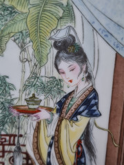 Художественная декоративная тарелка винтажная Imperial Jingdezhen Poreclain, Императорский фарфор, разноцветный декор "Девушка с чаем в национальном костюме", в заводской коробке, 22 см, Китай, 1987г.