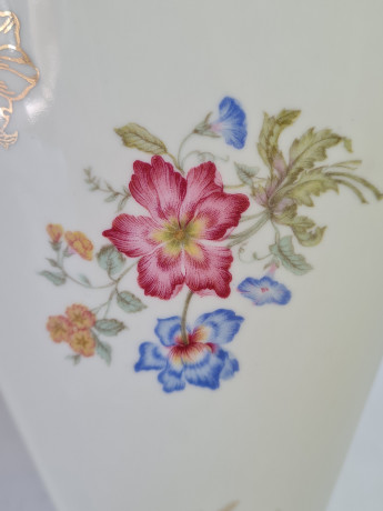 Ваза винтажная Bareuther Bavaria в форме кулька с цветочным декором, фарфор, 17 см, Германия, 1970-80гг.