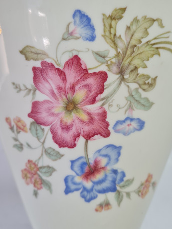 Ваза винтажная Bareuther Bavaria в форме кулька с цветочным декором, фарфор, 17 см, Германия, 1970-80гг.