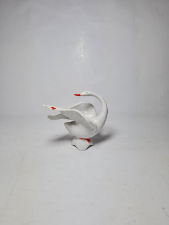 ARPO Curtea de Arges Фарфоровая фигурка "Лебедь с оранжевым клювом", 10,5см x 11см, Румыния, 1960-70гг.