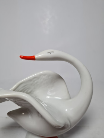 ARPO Curtea de Arges Фарфоровая фигурка "Лебедь с оранжевым клювом", 10,5см x 11см, Румыния, 1960-70гг.