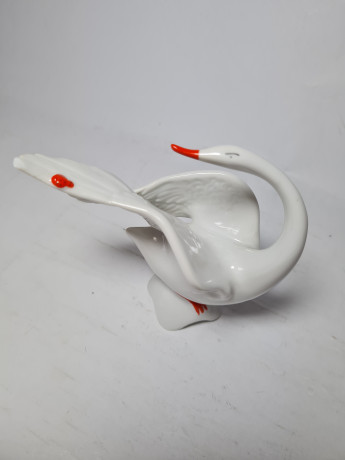 ARPO Curtea de Arges Фарфоровая фигурка "Лебедь с оранжевым клювом", 10,5см x 11см, Румыния, 1960-70гг.