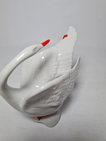 ARPO Curtea de Arges Фарфоровая фигурка "Лебедь с оранжевым клювом", 10,5см x 11см, Румыния, 1960-70гг.