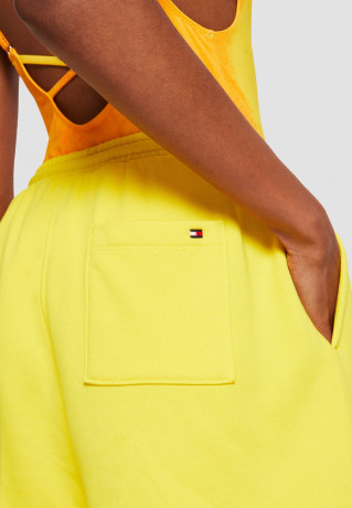 Tommy Hilfiger TOMMY HILFIGER X ANDY WARHOL FLAG Shorts vivid yellow шорты TOMMY HILFIGER X ANDY WARHOL FLAG ярко-желтый