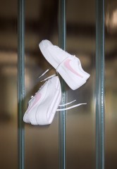 Nike Sportswear W BLAZER LOW PLATFORM Sneaker low pink glaze/summit white/black/team orange/white W BLAZER LOW PLATFORM Низкие кроссовки женские розовая глазурь/саммит белый/черный/командный оранжевый/белый