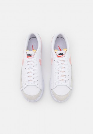 Nike Sportswear W BLAZER LOW PLATFORM Sneaker low pink glaze/summit white/black/team orange/white W BLAZER LOW PLATFORM Низкие кроссовки женские розовая глазурь/саммит белый/черный/командный оранжевый/белый