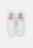 Nike Sportswear AIR FORCE 1 #x27;07 UNISEX Sneaker low white/black/orange AIR FORCE 1 #x27;07 UNISEX Низкие кроссовки женские белый/черный/оранжевый