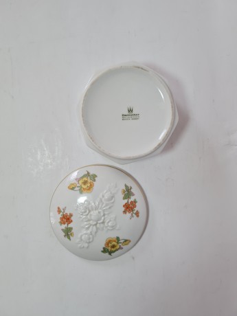 Bareuther Шкатулка "Цветы" с фактурным цветочным декором на крышке, ручная роспись, 6см x 10,5см, Германия, 1950-60гг.