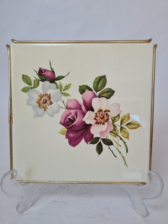 Подставка под горячее винтажная "Букет цветов" Fliese Kachel Grohn Bremen, керамическая с позолоченным металлическим краем и ножками, 16 x 15,5 x 1,5 см, Германия, 1960-70гг.