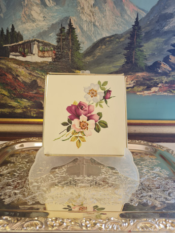 Подставка под горячее винтажная "Букет цветов" Fliese Kachel Grohn Bremen, керамическая с позолоченным металлическим краем и ножками, 16 x 15,5 x 1,5 см, Германия, 1960-70гг.