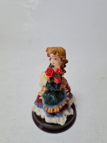 Винтажные статуэтки на подставке "Викторианская девушка с шалью" и "Викторианская девушка с букетом цветов", 2шт х 4см x 7см, Германия, 1960-70гг.
