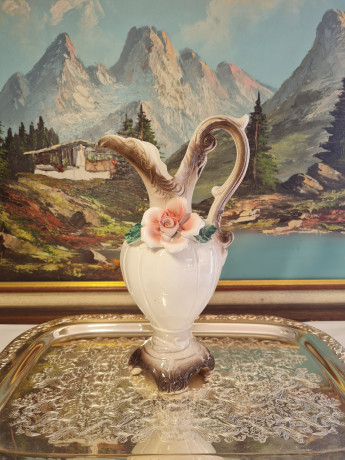 Кувшин Bassano с розовым цветком в бежево-коричневых тонах, фарфор, 28 см, Италия, 1960-70гг.