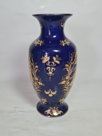 Ваза винтажная Feinstes Chinesischer Porzellan темно-синяя с золотистым декором, ручная работа, фарфор, 21 см, Китай, 1960-70гг.
