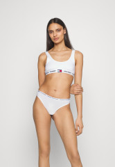 Tommy Hilfiger THONG 3 PACK Thong vessel blue/white/blue coast НАБОР 3 КОМПЛЕКТА ТРЕНАЖЕЙ Стринги судно синее/белое/голубое побережье