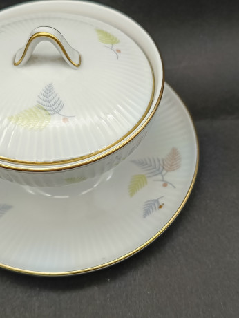 Соусник винтажный Thomas на подставке с крышкой, с пастельным декором, фарфор, 12 х 17 см, Германия, 1970-80гг.