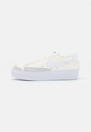 Nike Sportswear W BLAZER LOW PLATFORM Sneaker low sail/white/black/team orange W BLAZER LOW PLATFORM Низкие кроссовки женские парус/белый/черный/командно-оранжевый