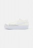 Nike Sportswear W BLAZER LOW PLATFORM Sneaker low sail/white/black/team orange W BLAZER LOW PLATFORM Низкие кроссовки женские парус/белый/черный/командно-оранжевый