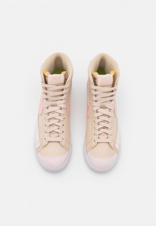 Nike Sportswear W BLAZER MID 77 NEXT NATURE Sneaker high sanddrift/arctic orange/ligt soft pink/white/black/volt W BLAZER MID 77 NEXT NATURE Высокие кроссовки женские песчаный/арктический оранжевый/светло-розовый/белый/черный/вольт
