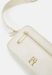 Tommy Hilfiger ICONIC TOMMY CAMERA BAG MONO Across body bag sugarcane ICONIC TOMMY CAMERA BAG MONO Сумка через плечо сахарный тростник