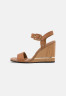Tommy Hilfiger HARDWARE WEDGE  Clogs summer cognac АППАРАТНЫЙ КЛИН Сабо летний коньяк
