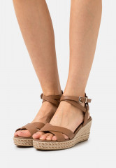 Tommy Hilfiger FEMININE LOW WEDGE Platform sandals summer cognac FEMININE LOW WEDGE Босоножки на платформе летний коньяк