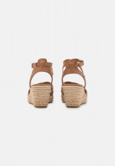 Tommy Hilfiger FEMININE LOW WEDGE Platform sandals summer cognac FEMININE LOW WEDGE Босоножки на платформе летний коньяк