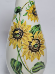 Ваза винтажная  Royal KM Bavaria, белый фарфор с ярким цветочным рисунком "Подсолнухи", 23 x 7,5 см / 3 см, Германия, 1960-70гг.