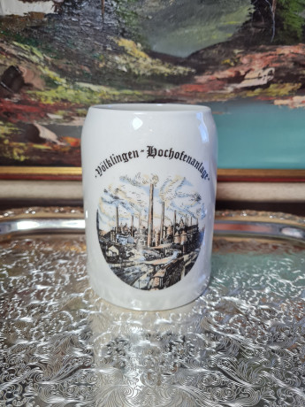 Немецкая пивная кружка винтажная Lusa Porzellan Saarbrucken Bavaria с изображением завода c доменными печами, керамика, 0.5 л, 14 см, Германия, 1960-70гг.