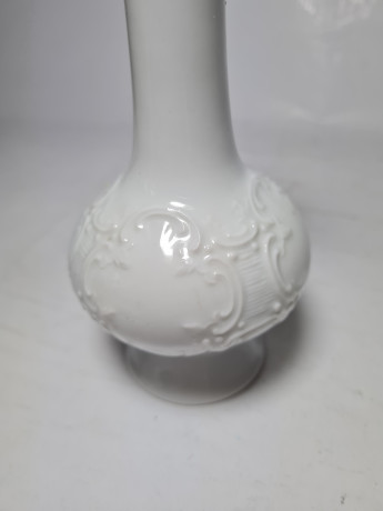 Royal Bavaria Белая фарфоровая ваза с фактурным цветочным орнаментом, 16,5см x 7см, Германия, 1960-70гг.