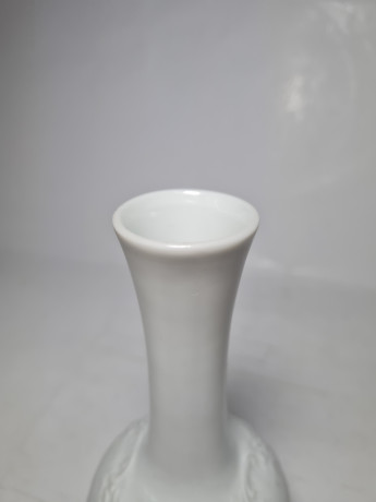 Royal Bavaria Белая фарфоровая ваза с фактурным цветочным орнаментом, 16,5см x 7см, Германия, 1960-70гг.