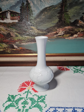 Royal Bavaria Белая фарфоровая ваза с фактурным цветочным орнаментом, 16,5см x 7см, Германия, 1960-70гг.